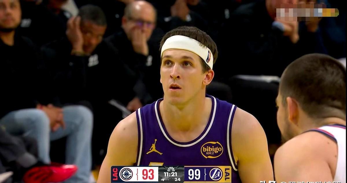 我真为湖人后卫里弗斯感到不值！
在今天湖人主场以135：118击败快船的比赛中，