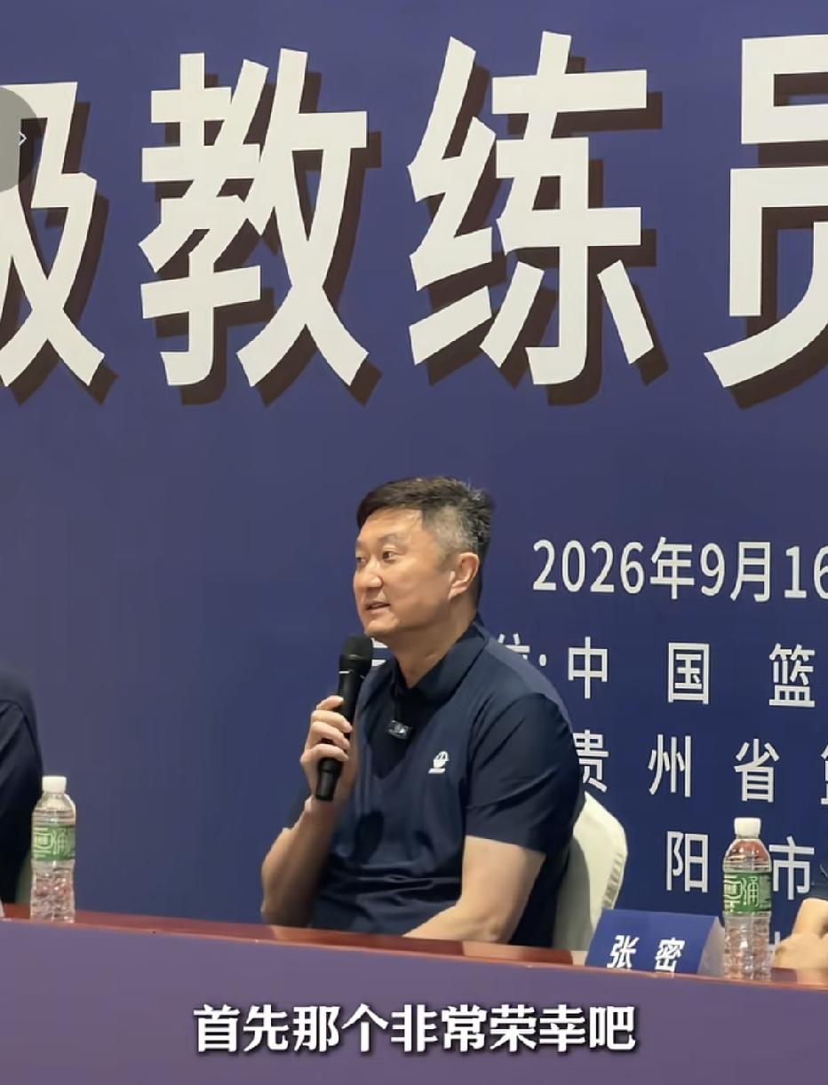 杜锋虽然不做主教练了，但是他正在培养更多的“杜锋”。最近杜锋挺忙的，受到篮协邀请