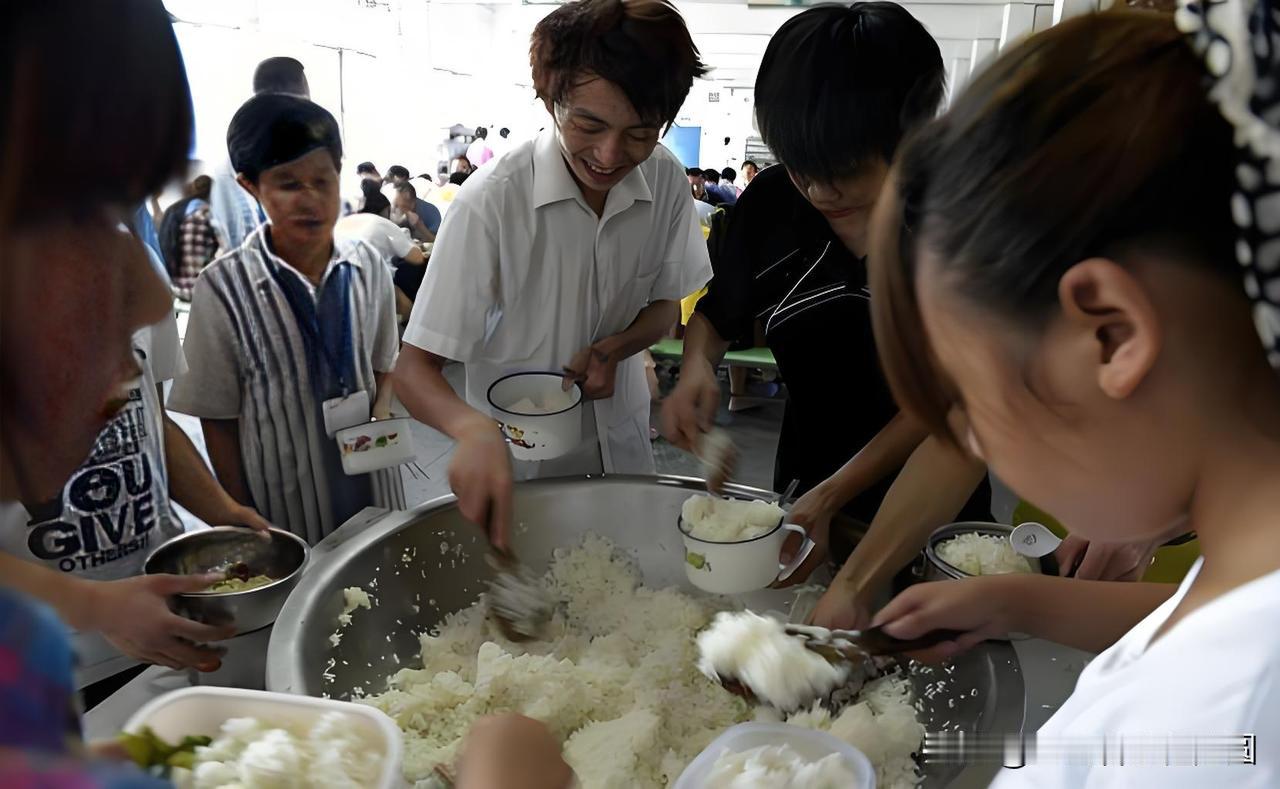 县城小国企依然全员排班。64名正式员工，除了老总，其余63人在县城的小国企里，全