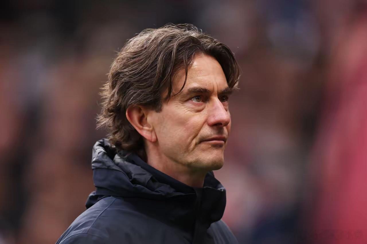 热刺官方消息来袭，弗兰克不再担任球队主教练啦！自2025年7月接过教鞭，弗兰克陪