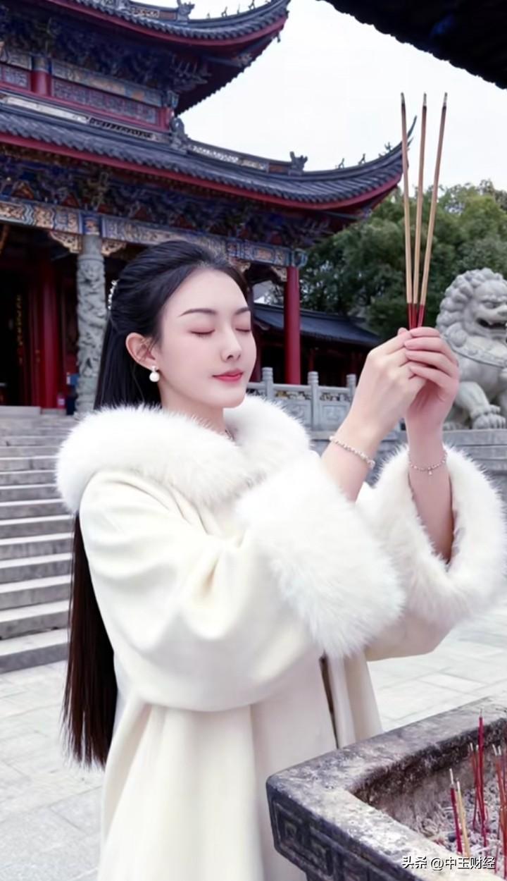 这个兴趣爱好是观察社会现象的变化，喜欢去一些著名景点名山古寺，去观察那些来来往往