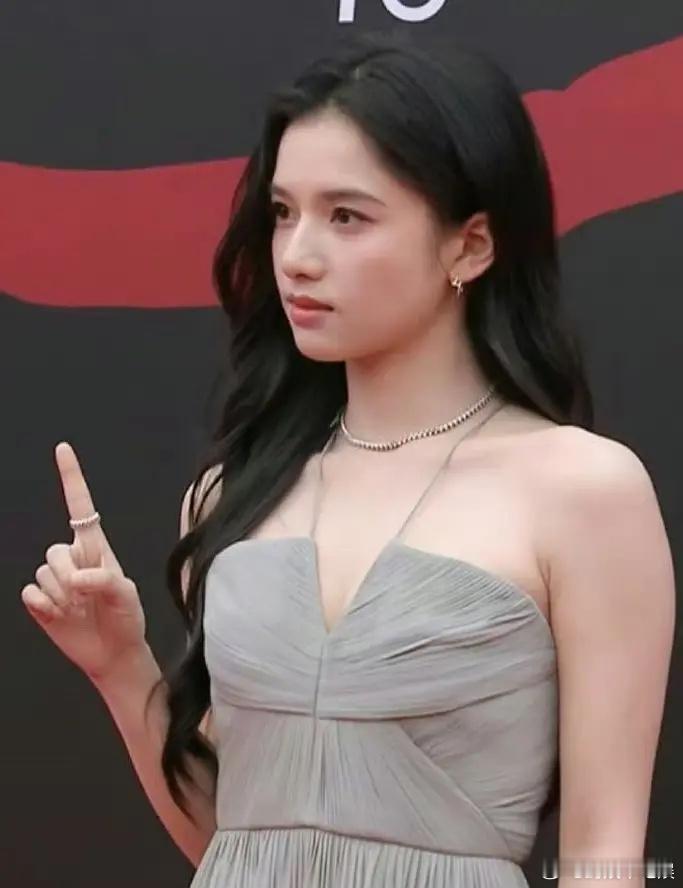 张婧仪这大膀子可真配她这五大三粗的骨架子，看样子伙食很好啊，问就是大地之母，下一