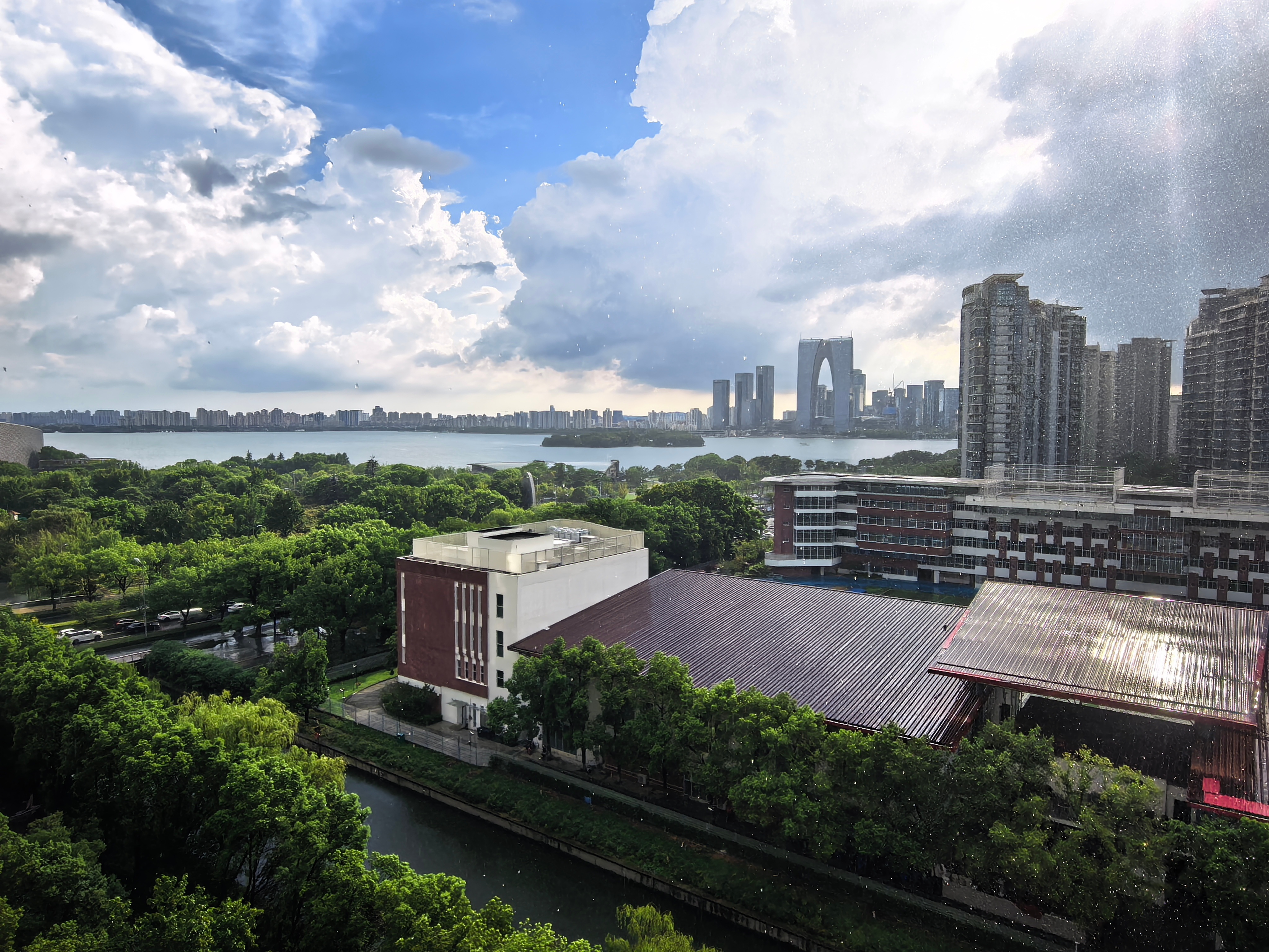 此刻金鸡湖，蓝天、阳光、云朵、暴雨齐聚，给正在开学前报到的孩子们来了个下马威[偷