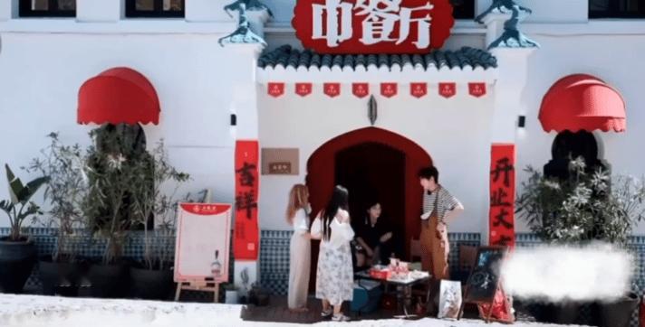 沈月摆摊偶遇影迷中餐厅 沈月这海外知名度绝了！和翟潇闻摆摊，顾客直接认出来，实火