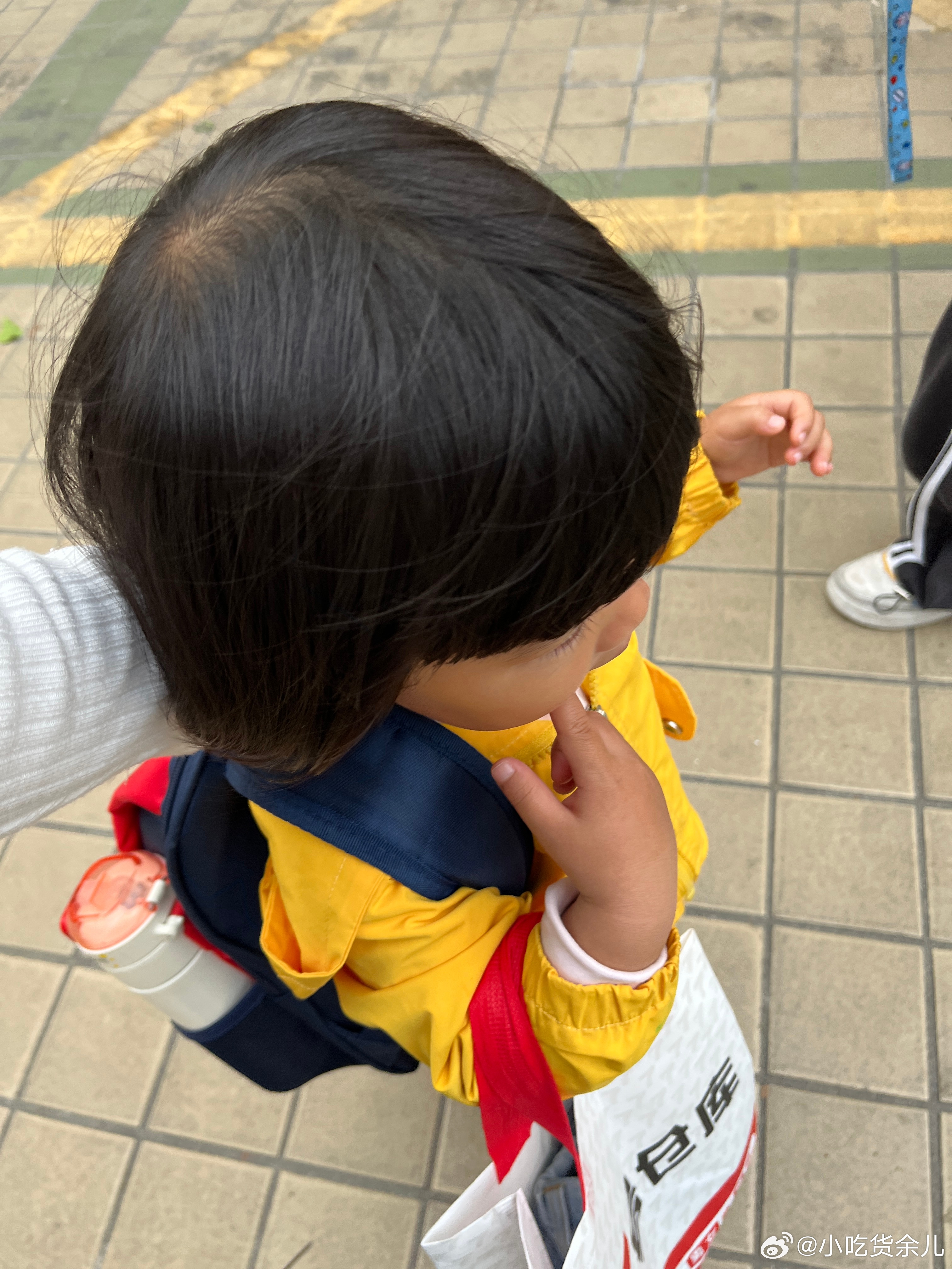 送了，很顺利，叫我第一个来接她。昨天老师把脏衣服装错书包，别的同学的衣服，装进柠