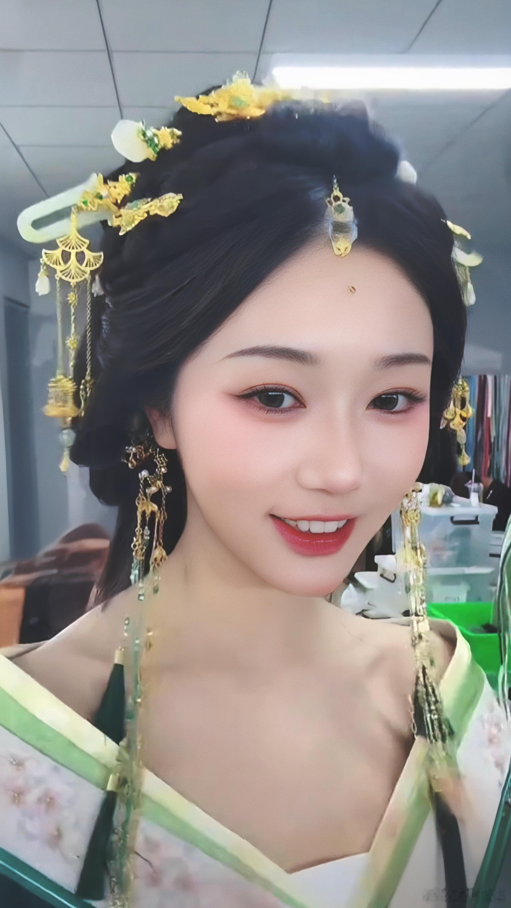 岳雨婷折腰定妆！这个造型怎样！ ​​​