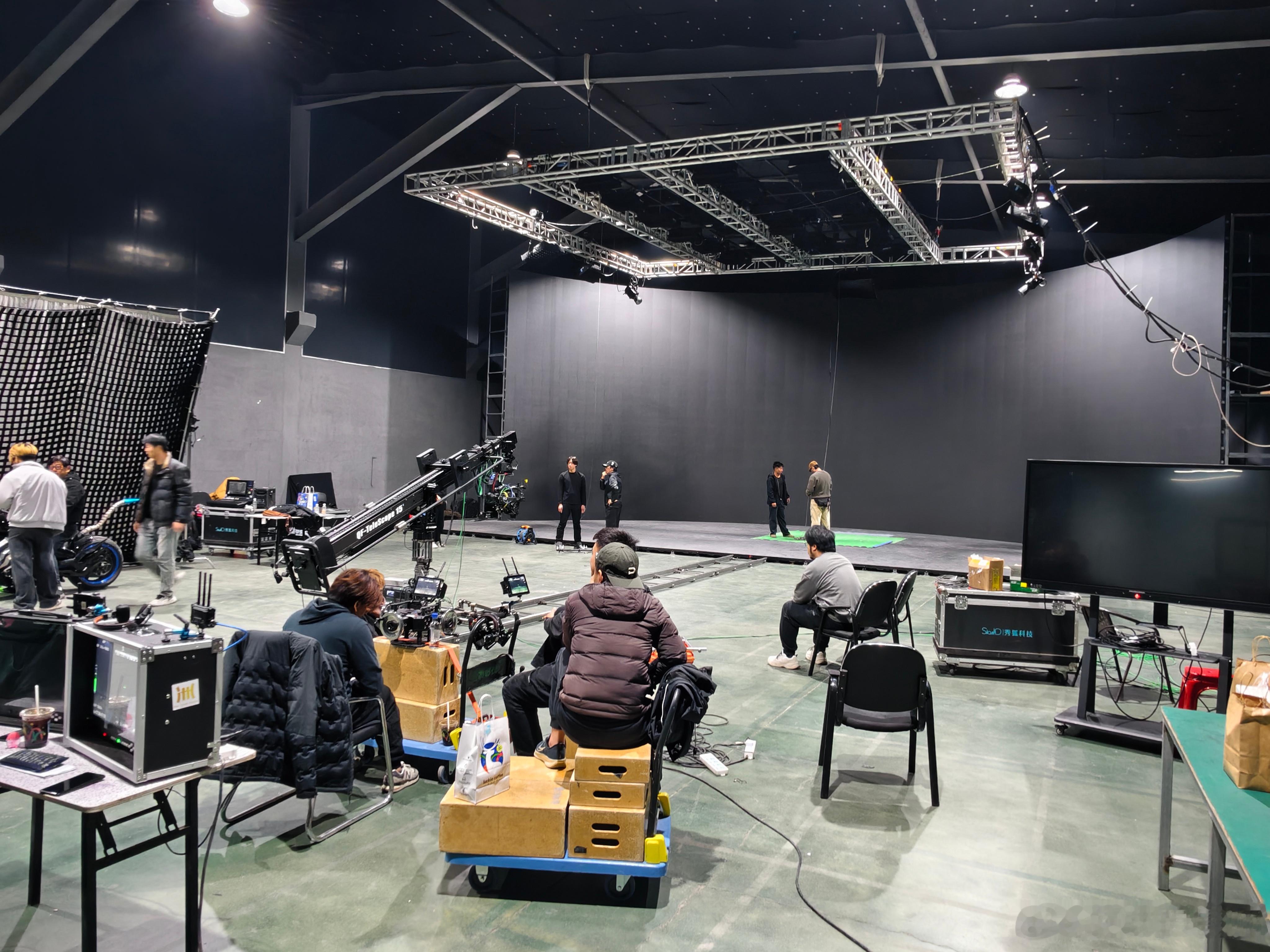 很久没来片场了，再次感受传统工业流程的效率！实在是，几十个人折腾大半天，一个镜头