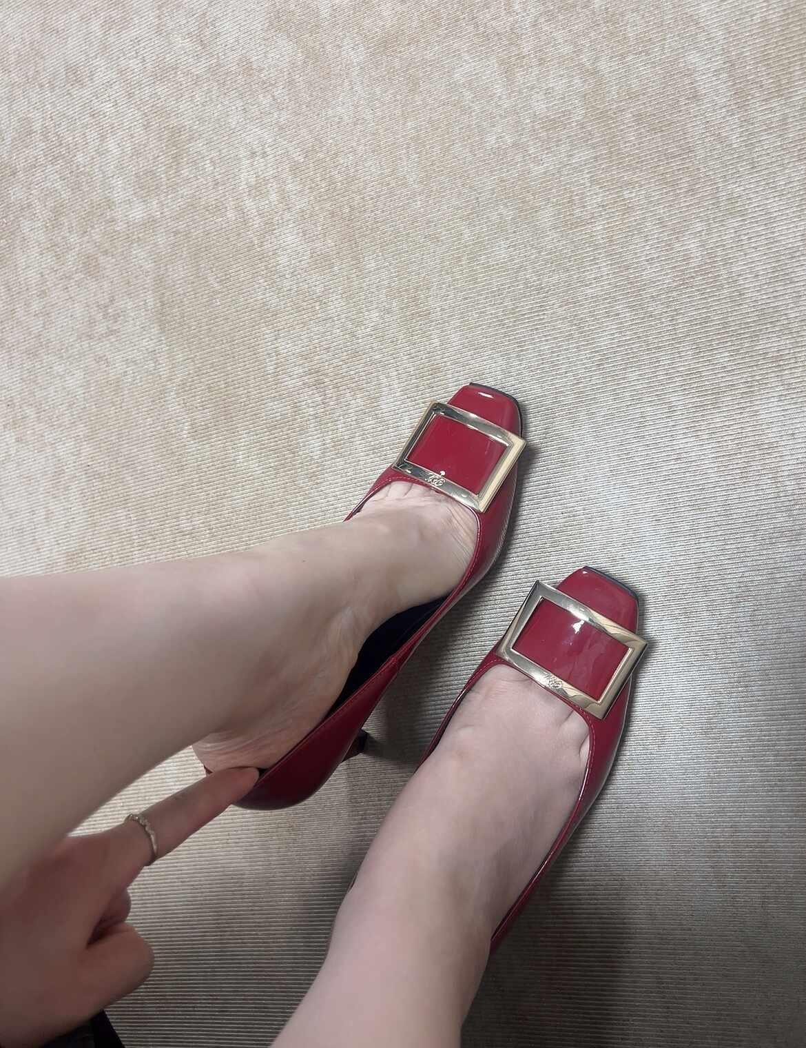 纠结红不红？？？但很显白！
酒红色 中国红 红色鞋子搭配 经典的红黑配色 红色系