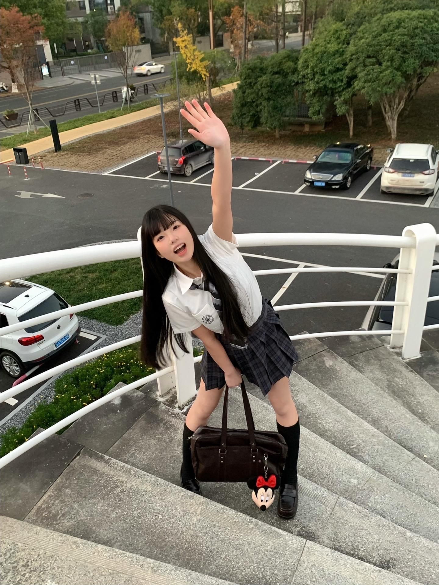 不冷。