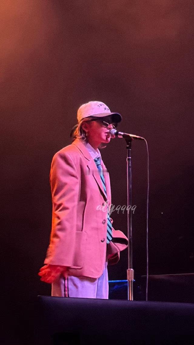 蔡徐坤伦敦唱了Remedy真正的实力从不靠编曲堆砌，蔡徐坤伦敦Remedy清唱舞