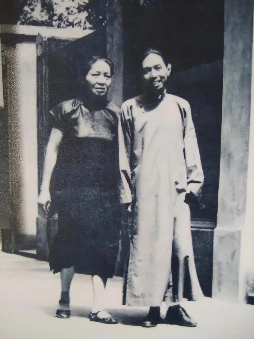 1918年，茅盾在母亲的安排下和孔德沚结了婚，却因嫌弃她不识字而离家，不久后竟又