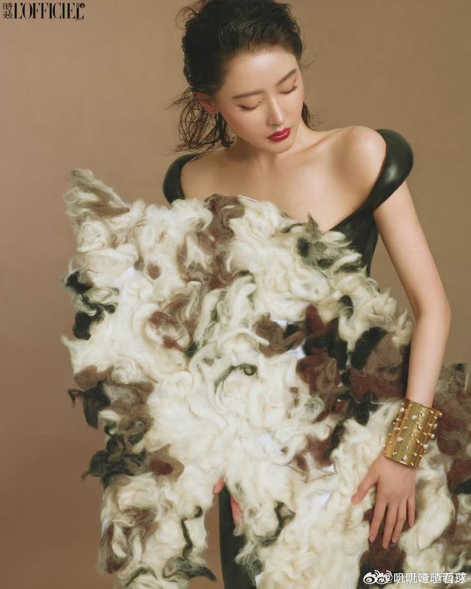 张天爱飒野惊鸿大片金发利落亮眼，又美又飒，镜头表现力一骑绝尘，每一张都高级感拉满