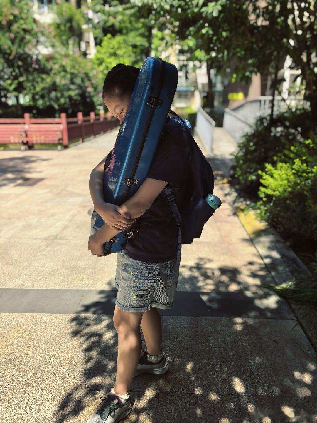漫漫琴童路 上一次学琴后，没好好练两天琴又来虐老师耳朵了。听见老师对她说：练琴不