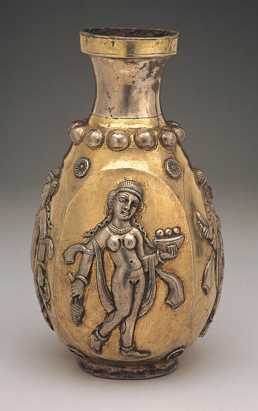 日本美秀美术馆藏6世纪萨珊王朝的银鎏金乐舞人物纹瓶 