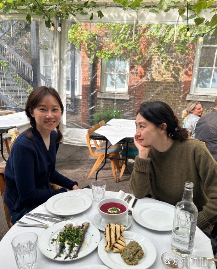 孔晓振和好友在伦敦重逢，很快就要和李敏镐在秀场相遇了。 ​​​
