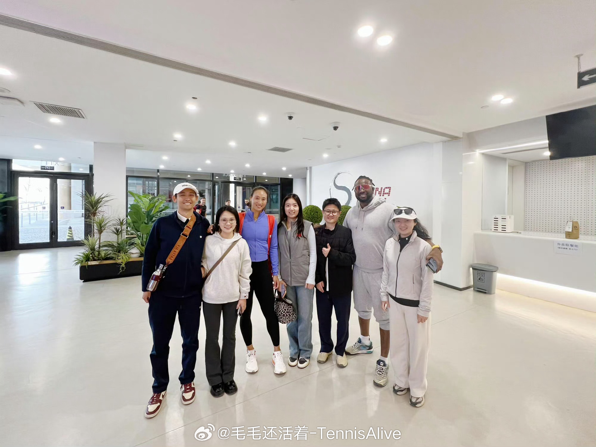 小红书网友在中网偶遇郑钦文。郑钦文应该是回国做活动。这些小伙伴们怎么这么厉害呀？