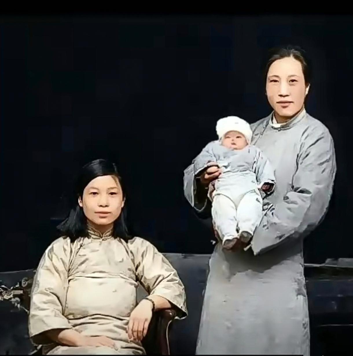 女红军曾志这张全家福很“无情”，拍下合影就把出生不久的儿子送人了，因组织缺经费，