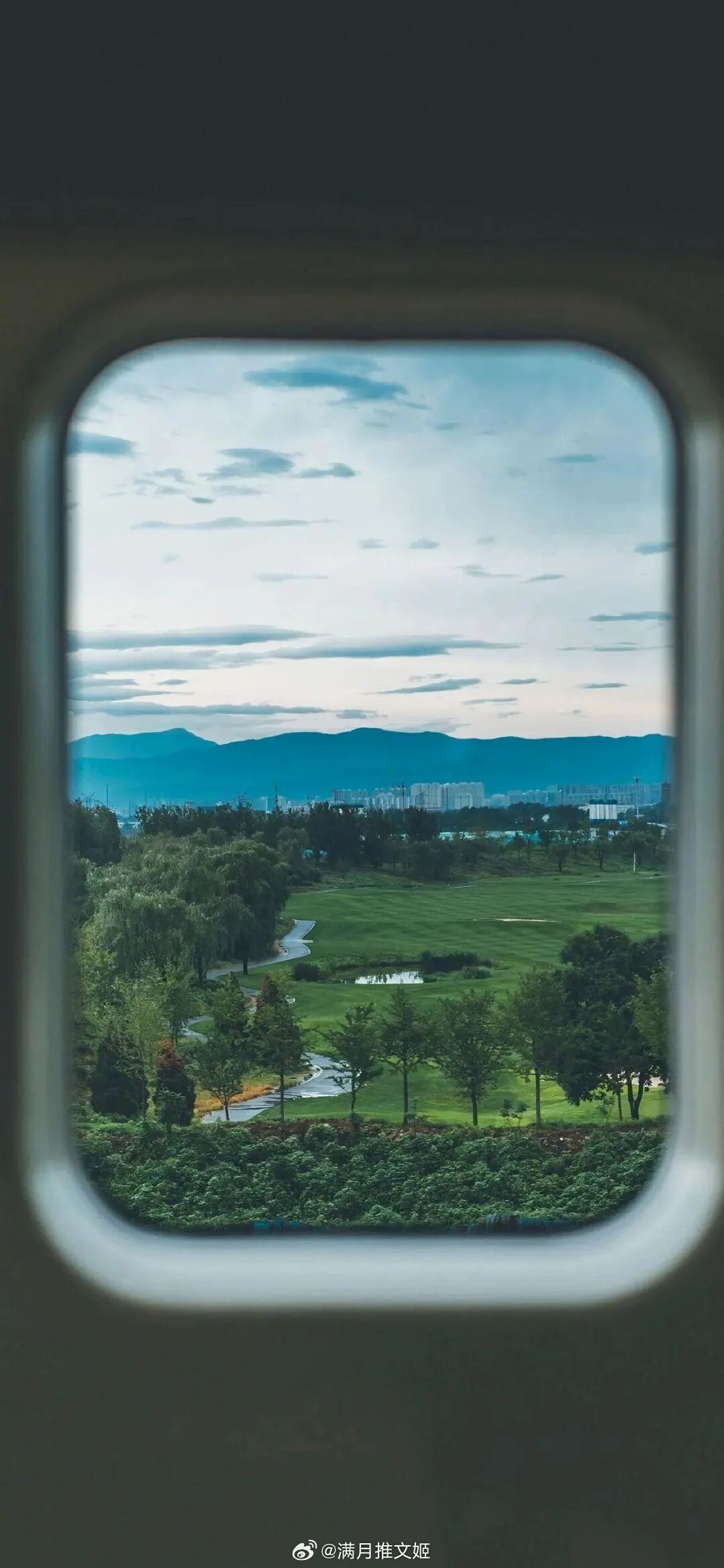 “有时候遇见一个人的意义，就是为了和他告别。”—— 约翰・伯格《我们在此相遇》早