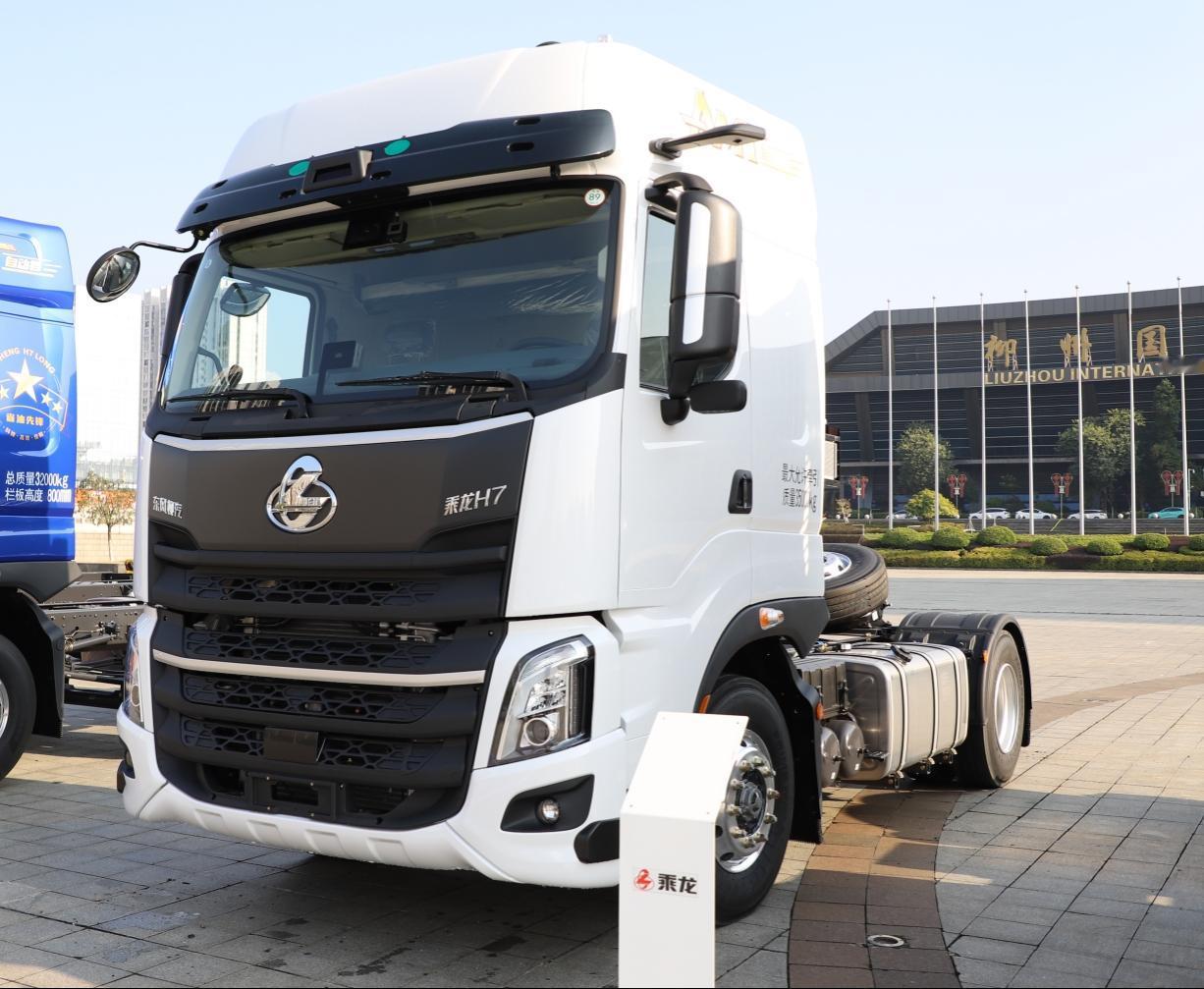 乘龙H7 4x2 智驾牵引车在低能耗方面下足了功夫，采用康明斯一体化动力链，能源