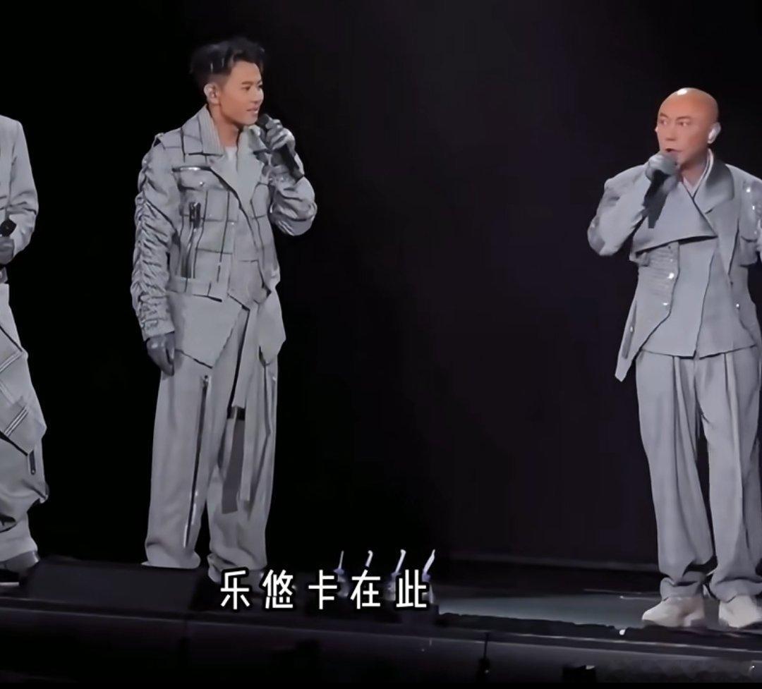 原来张卫健60岁了，他在演唱会现场掏出自己的老年人公交卡说：“乐悠卡在此，不得无