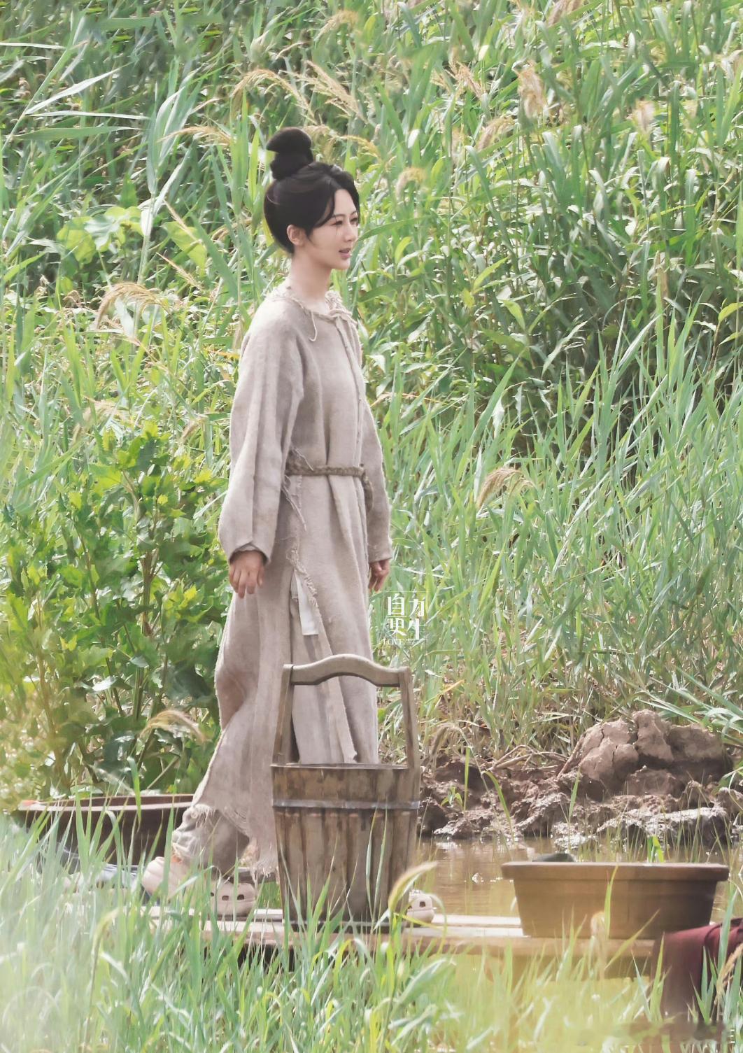 粗布麻衣依旧让人觉得惊艳，期待杨紫国色芳华[送花花]#杨紫[超话]# ​​​