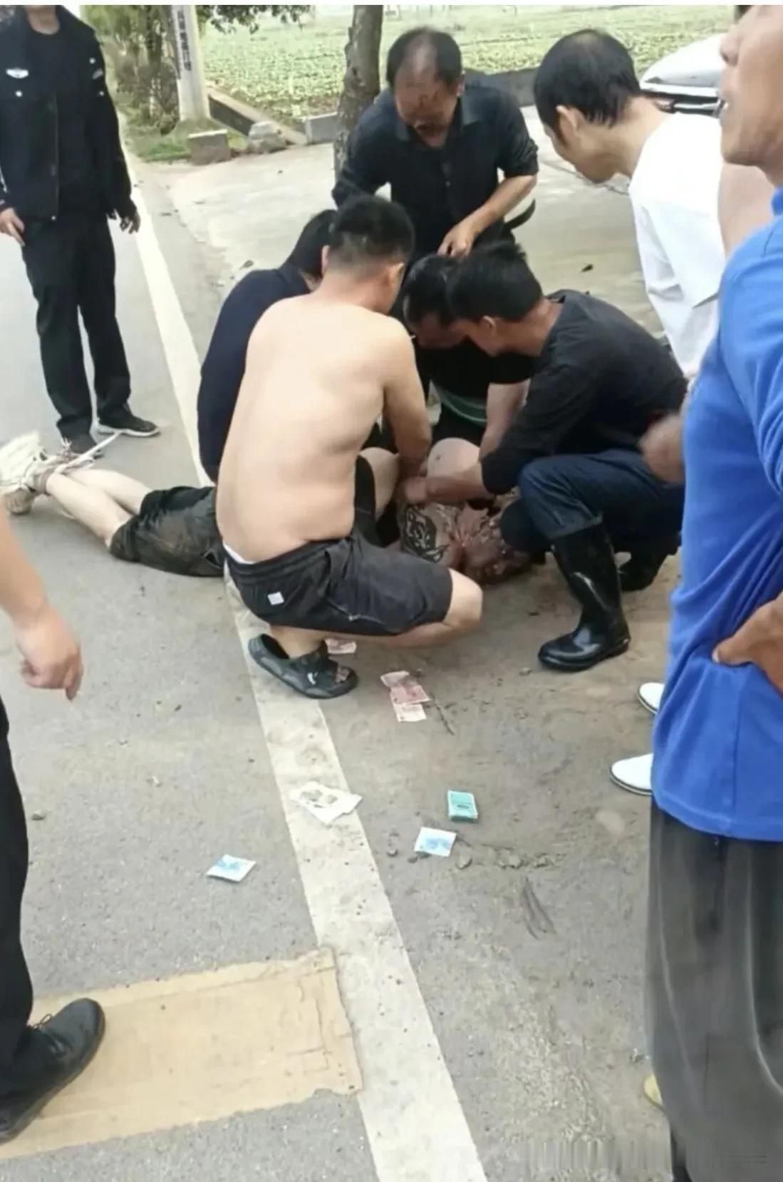 他69岁，被当街咬掉鼻子吞入肚中！剧痛之下死摁歹徒不松手：我是党员，不能退！

