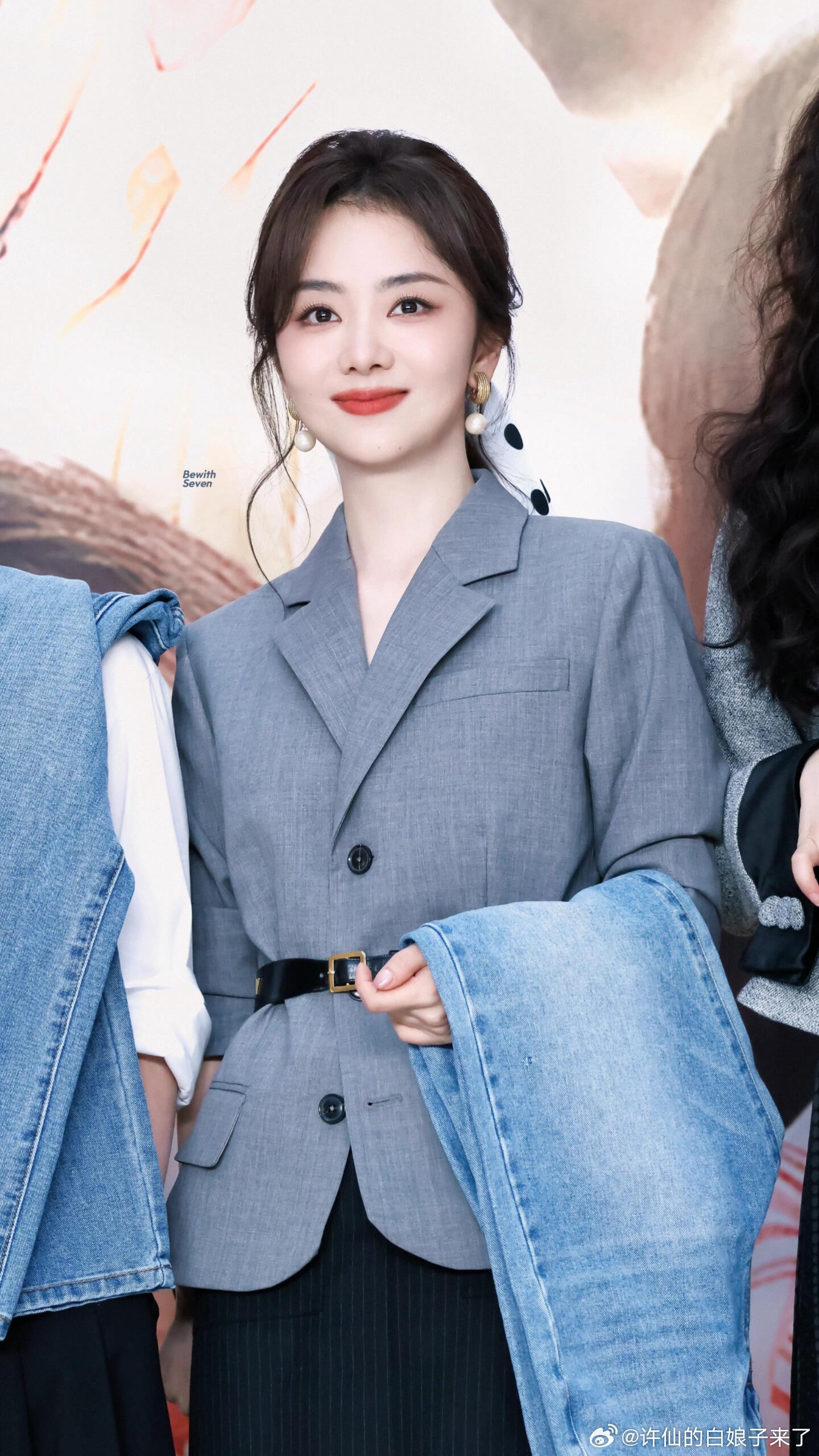 感觉像体制内上班的漂亮姐姐～～ 