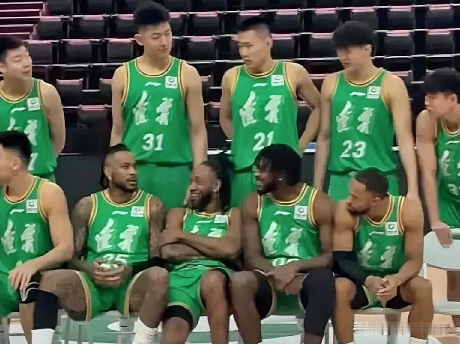 辽篮的四位外援下赛季谁打首发，谁是替补，其实这个问题真的不太好回答，杨鸣应该会这