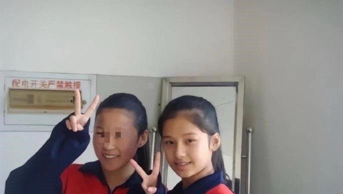 张婧仪貌似从小到大没变过，高中是校花，一直是大银幕脸[思考]  