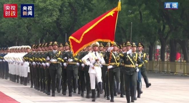 白宫发布中国仪仗队画面 特朗普高度赞扬中国三军仪仗队，直言中国安排的检阅仪式“令