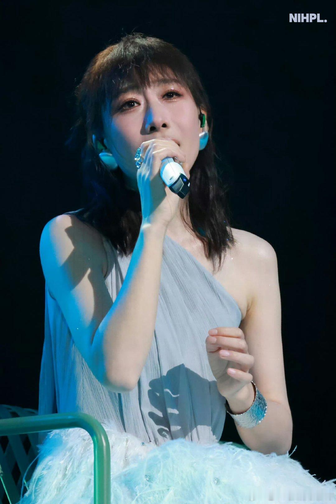 任素汐翻唱一生何求任素汐唱粤语歌太对味了深圳演唱会最大的惊喜就是一生何求，粤语演