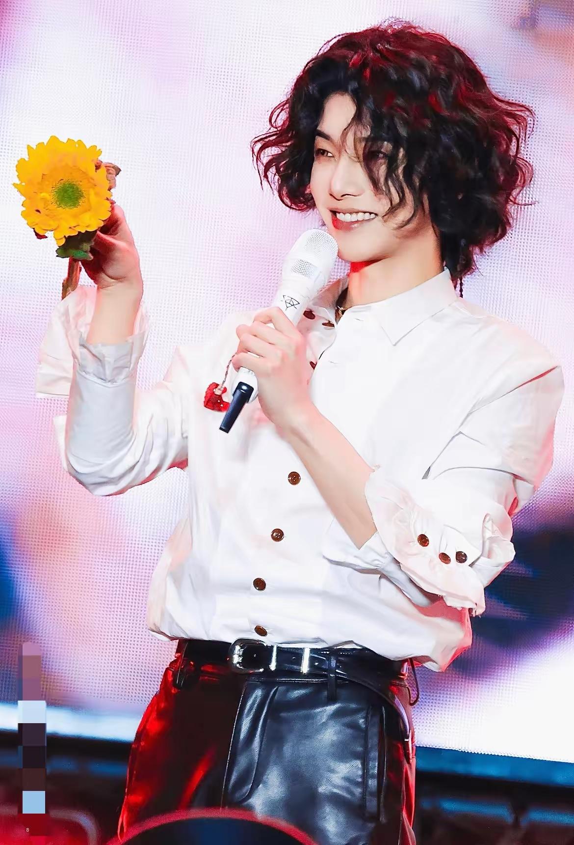 本来以为，抚仙湖演唱会突发取消，华晨宇一定会陷入低谷备受打击。
 
没想到他抗压