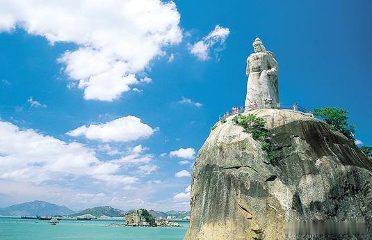 【日光岩】日光岩俗称"岩仔山"，别名"晃岩"，相传1641年，郑成功来到晃岩，看