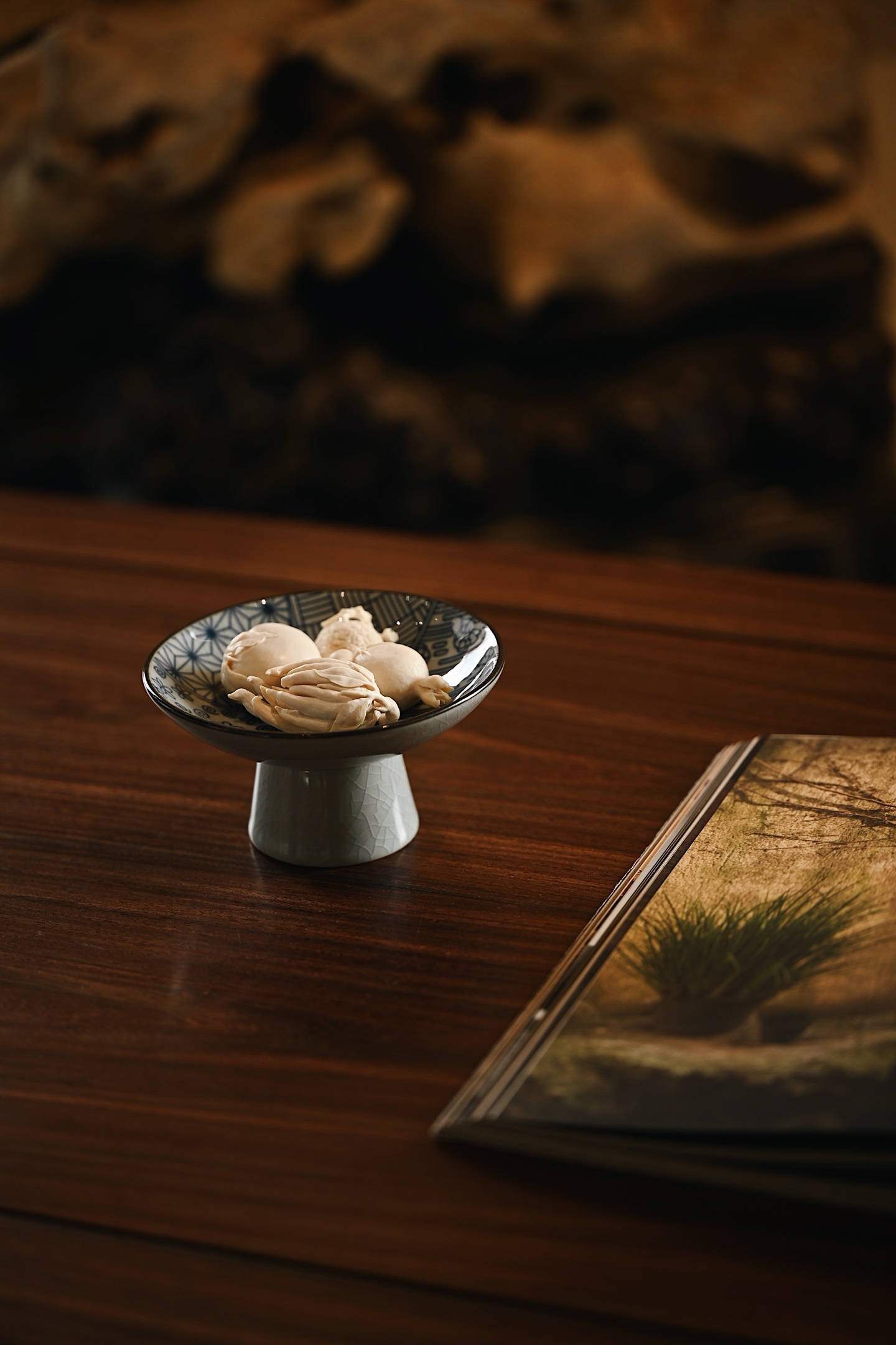 猛犸  | 吉祥瑞意 清供一盘料质清润，色洁如银霜，雕佛手、荔枝、石榴、蟠桃，叶