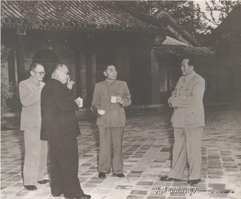 毛泽东同周恩来、张闻天、陈毅在一起(1955年)。