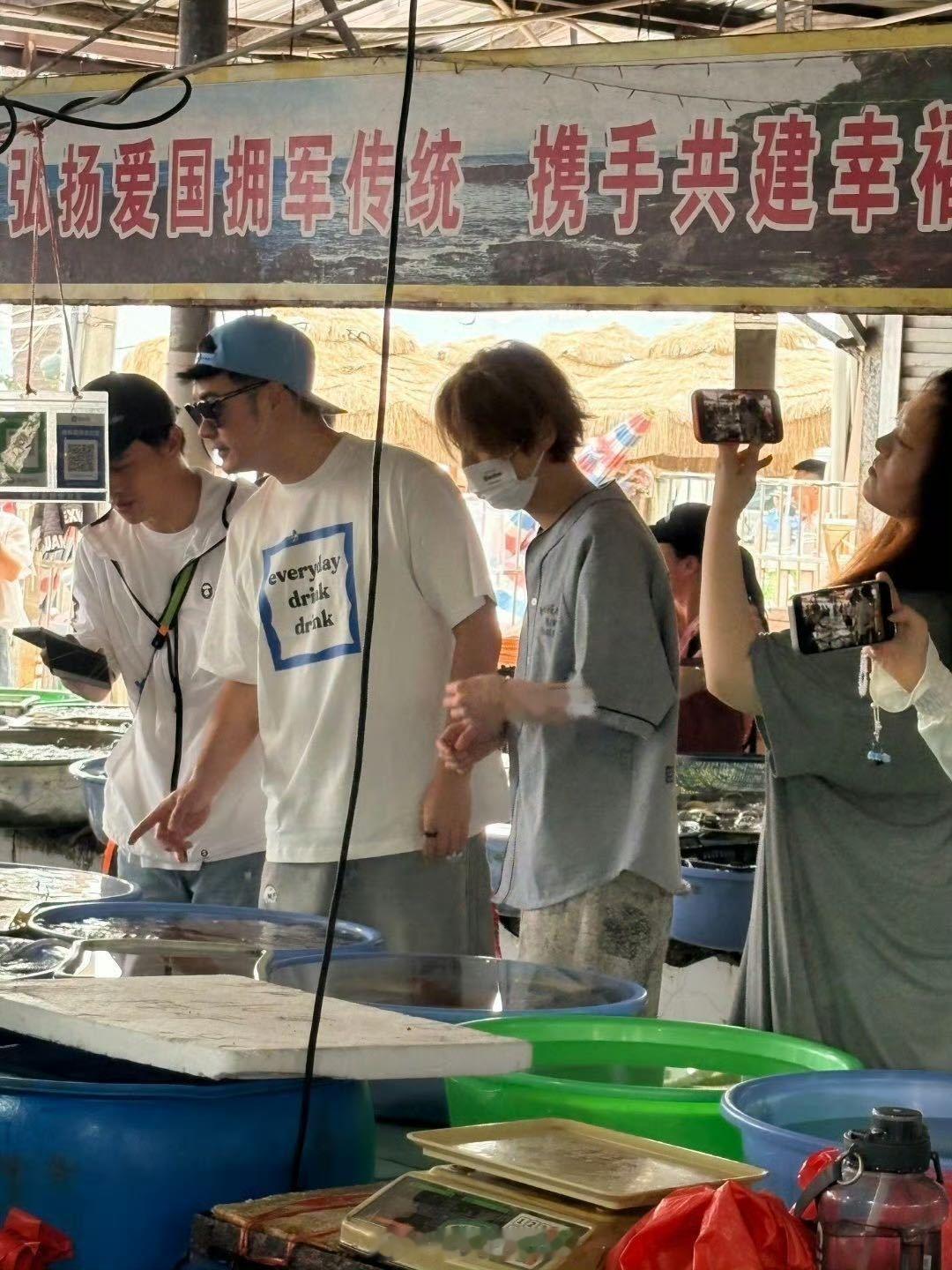 鹿晗被喊靓仔路人阿姨喊鹿晗靓仔哈哈哈哈哈 录完五哈鹿晗和邓超陈赫逛集市，被路人阿