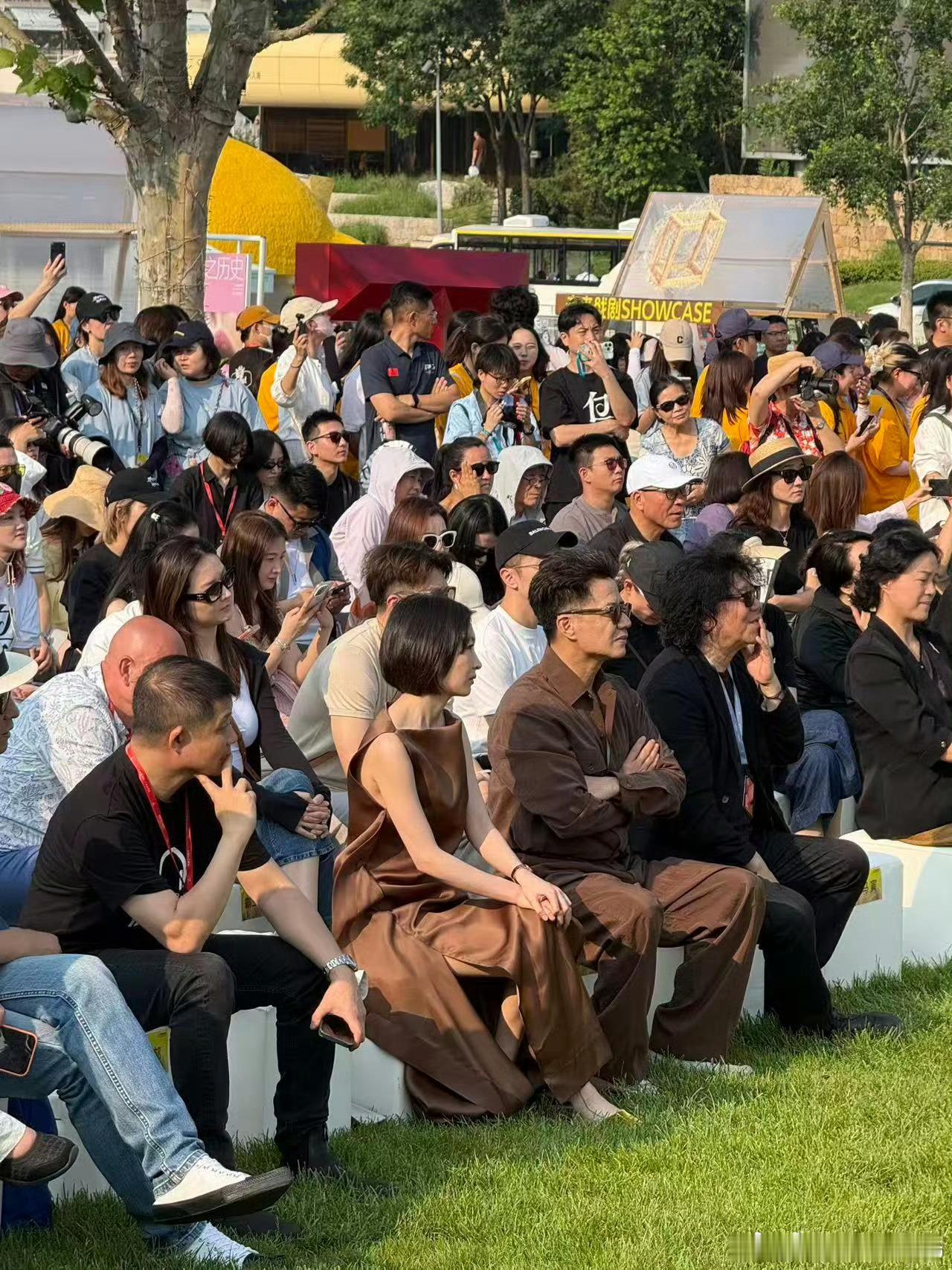 阿那亚偶遇段奕宏周冬雨 从银幕到舞台，周冬雨这次确实大胆。出演余华《文城》改编的