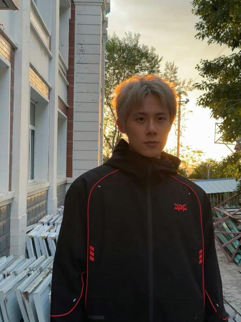 周奇在无畏直播间互动无畏直播 周奇现身无畏直播间，跟着一起聊游戏相关内容。轻松自