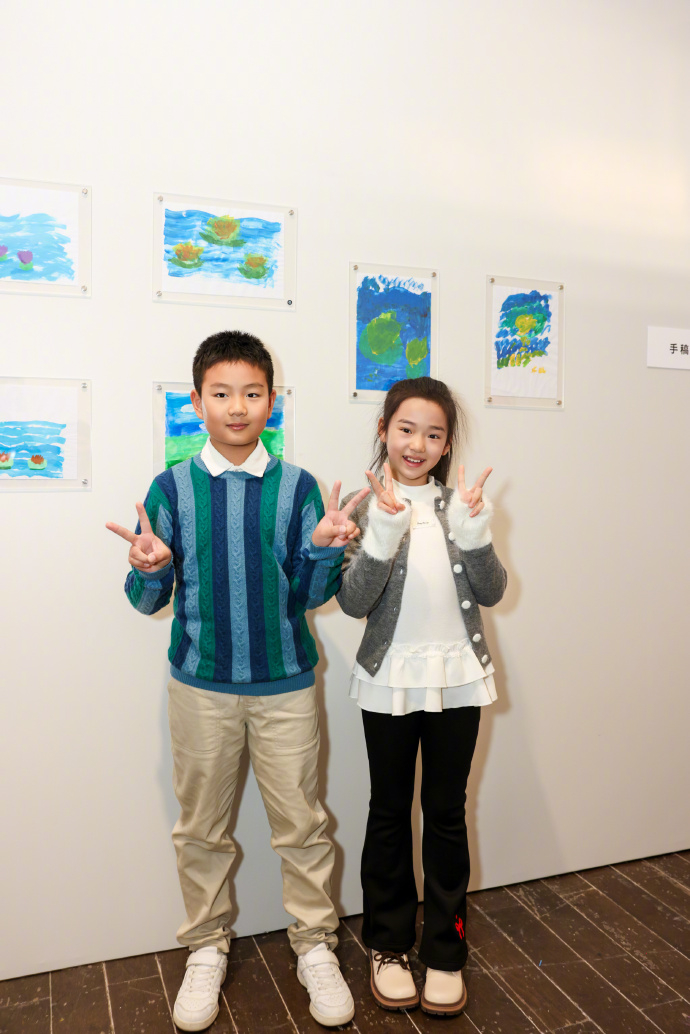 一起做公益啦！小酒窝和佟大为儿子一起做公益小酒窝与佟大为儿子一起做公益