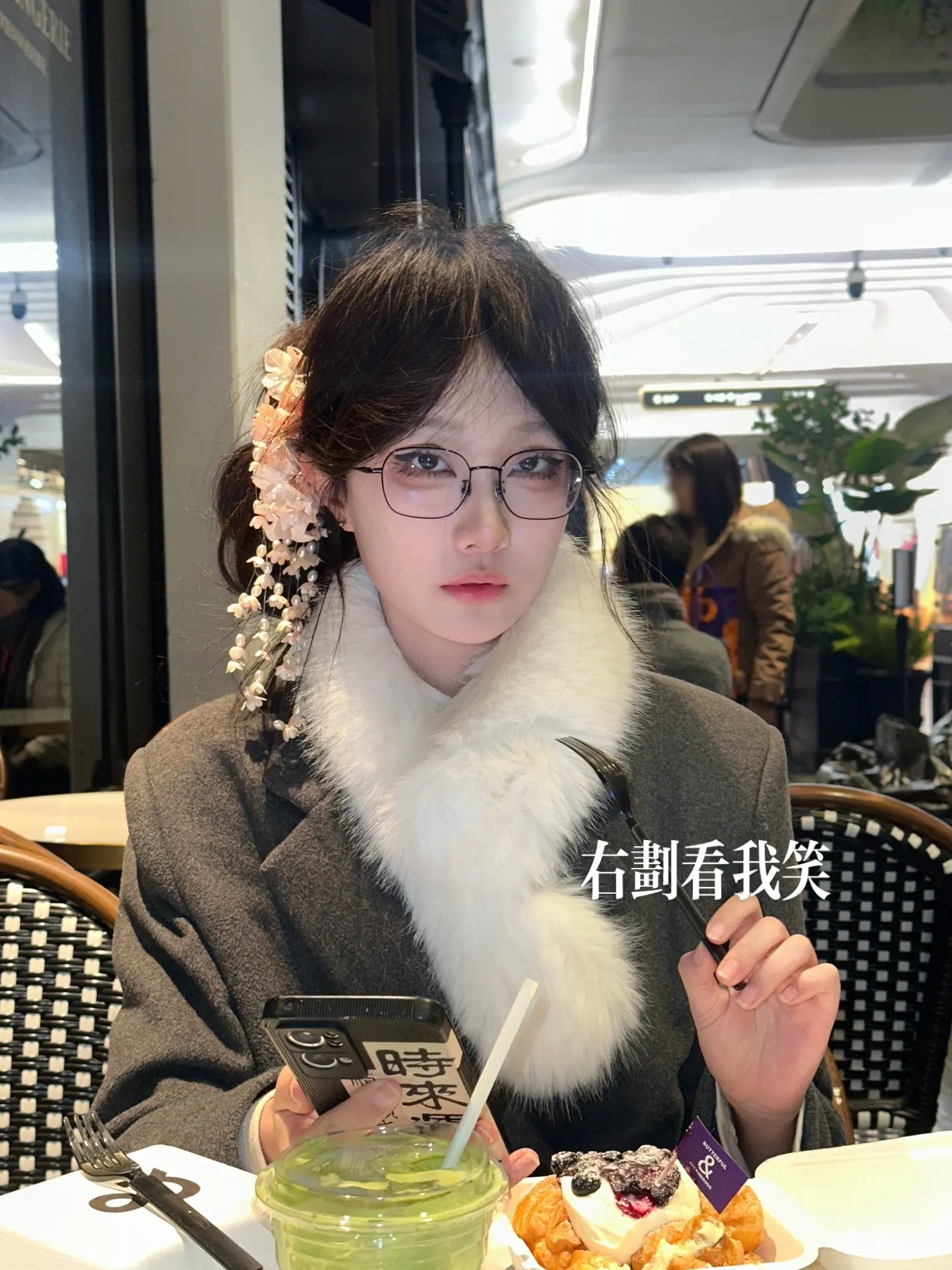 你说星星美得耀眼 我却焦点在你的笑脸。
