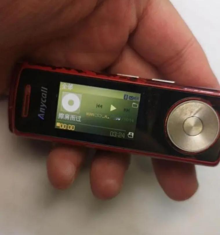 这是什么手机？我都第一次见，看起来像是MP3播放器，
但人家是一个正儿八经的手机