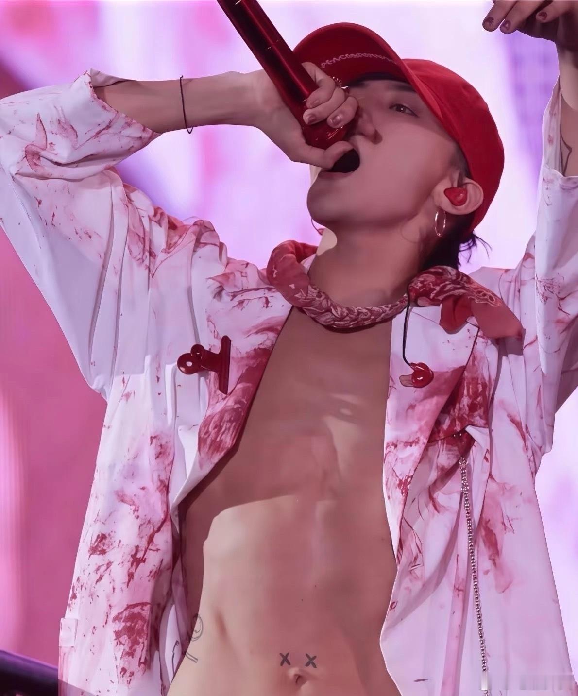 曝权志龙让易易紫坐大腿上笑死，评论区比正主还有戏。“我还和权志龙上过床呢”——网