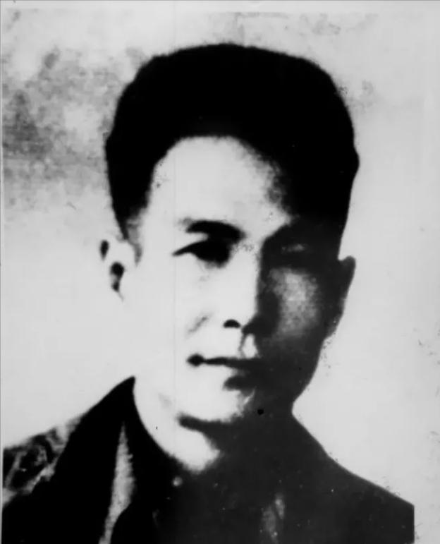 [微风]1948年，狱医刘石人到女牢诊病，刚到门口，一女犯突然趔趄摔倒在他身上，