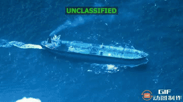 美军第七次登船并扣押了一艘受制裁的原油油轮！美国南方司令部发布视频:显示在加勒比