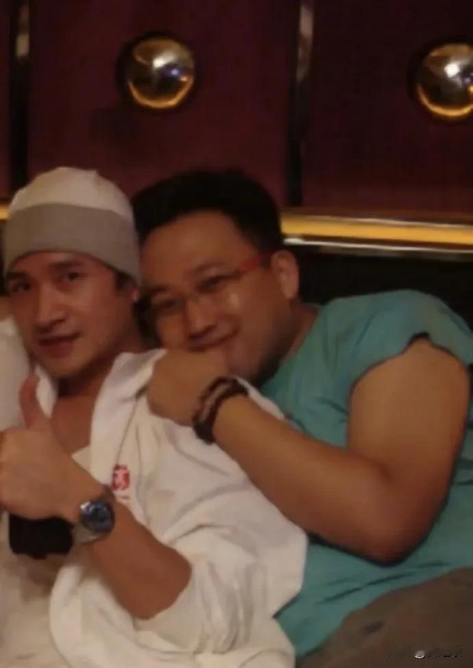 我倒觉得于正只是为了躲避舆论风向而已 ，他可是混迹娱乐圈那么久的老油条，不会太单