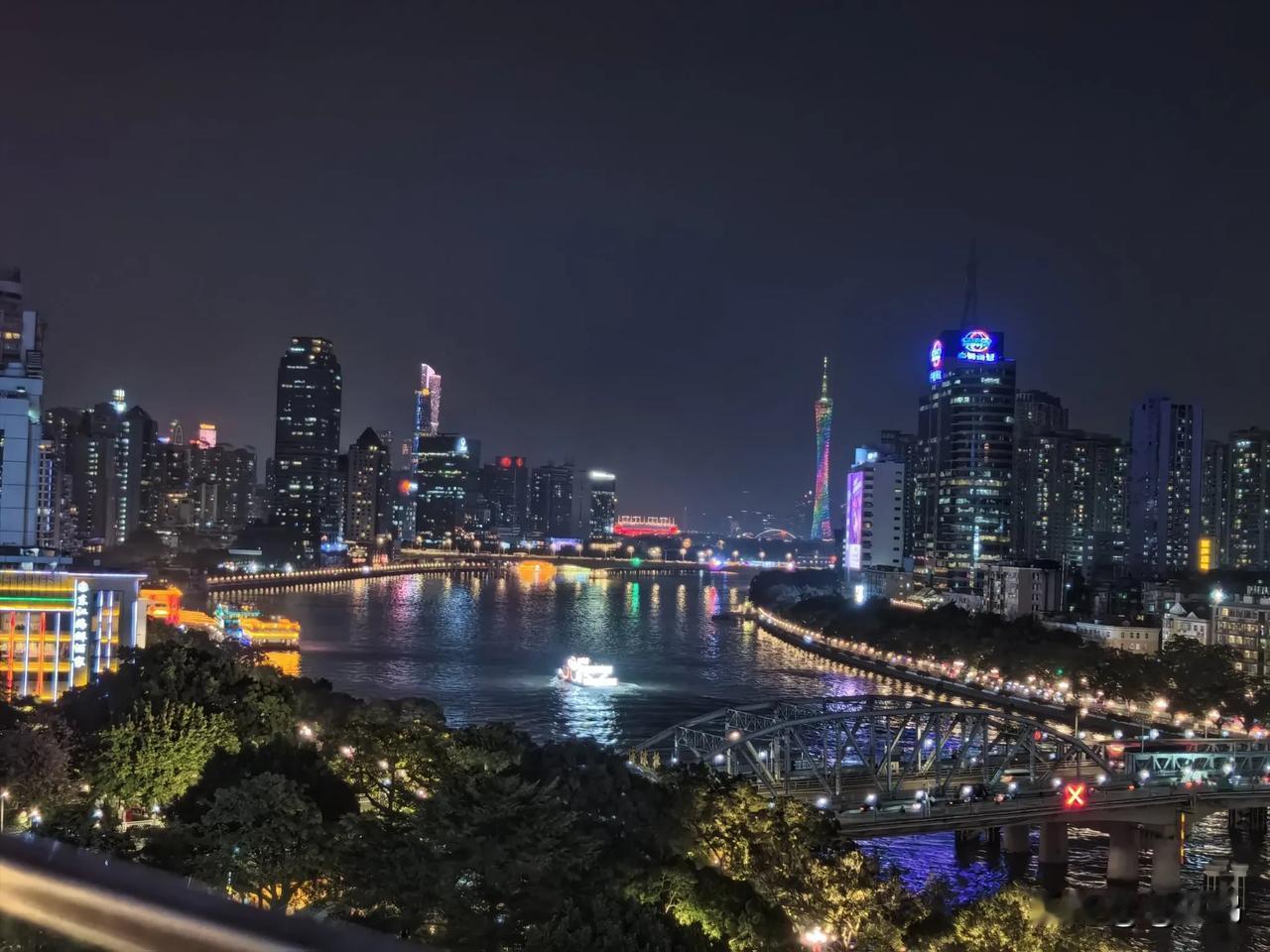 【广州珠江夜景随拍】一览无余的广州珠江河畔江景，从不同角度看，你会发现身边的美无
