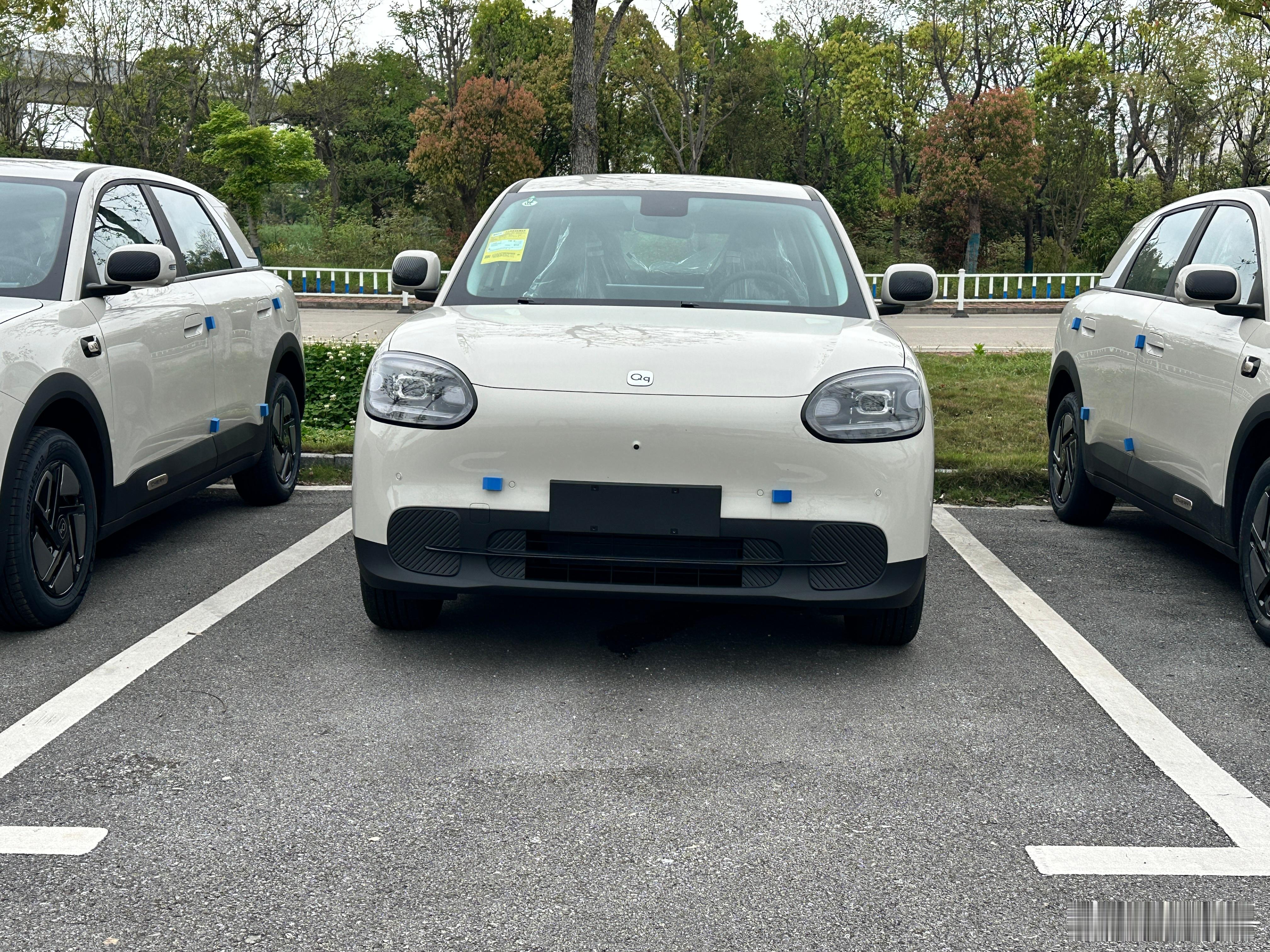 奇瑞QQ3的车头散热器非常有意思，朝前躺，下进气口里面有一块巨大的空间，胳膊伸进