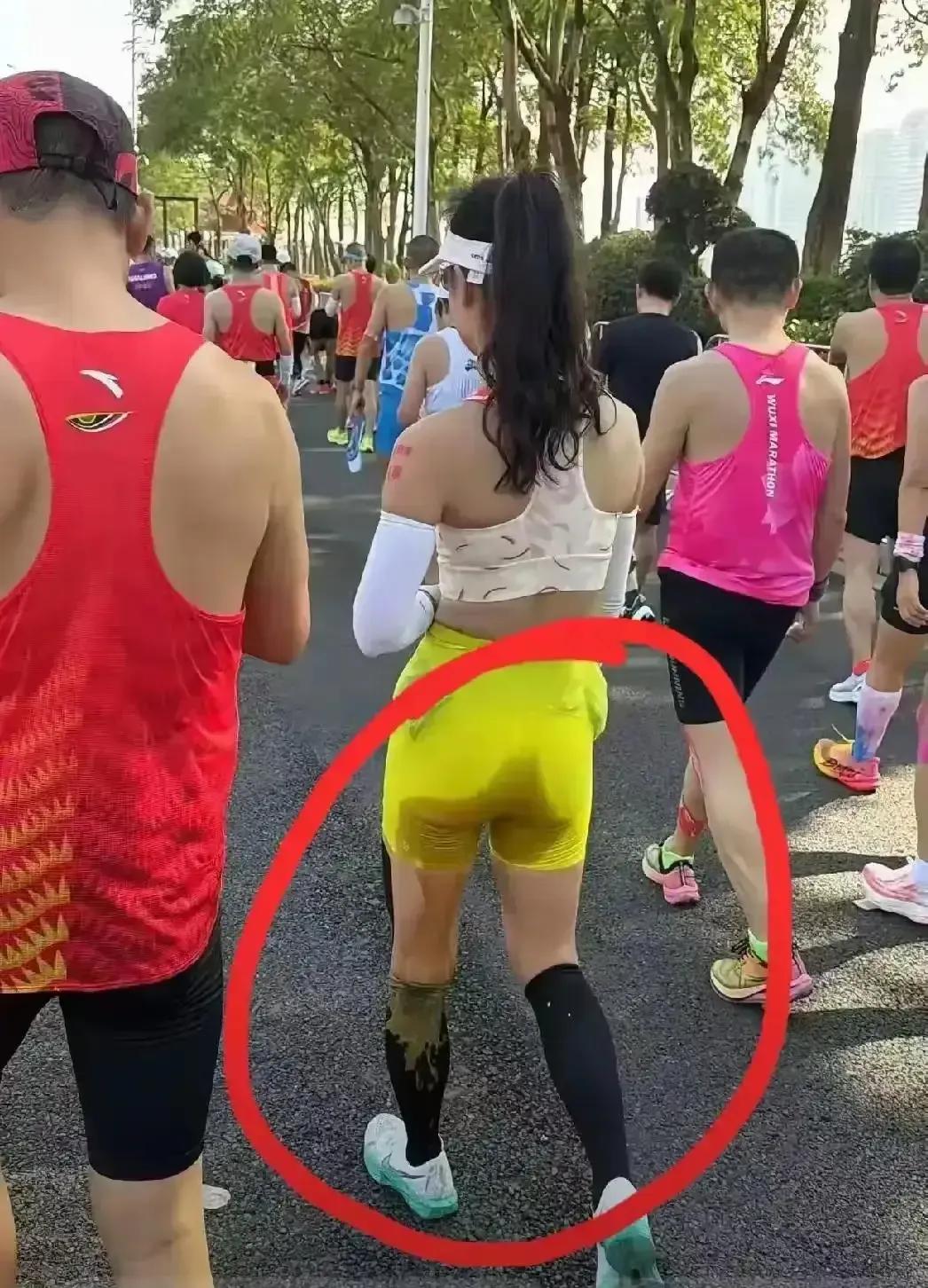 这个小姐姐拉肚子了，还能坚持跑步，这得多尴尬啊，以后都不好意思见这帮跑友了吧。