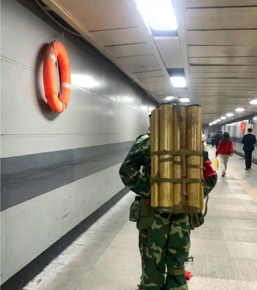 被路人当成“怪人”的退伍老兵，默默守护通道十几年，看完肃然起敬
 
在广州一处普