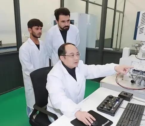 假博士当真教授，高中学历的郭伟当了高校的首席科学家，当博导带团队，课题还被评为年